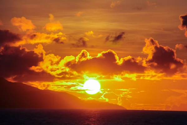 在塞舌尔异国海滩上令人惊叹的美丽的日落 — 图库照片