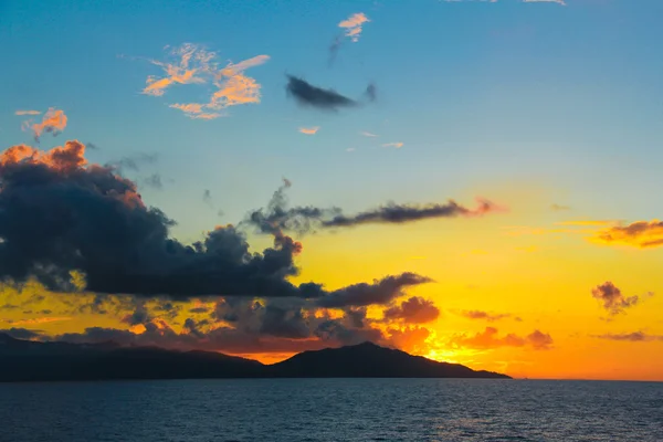 令人惊异七彩的晚霞，在充满异国情调的塞舌尔群岛岛 — 图库照片