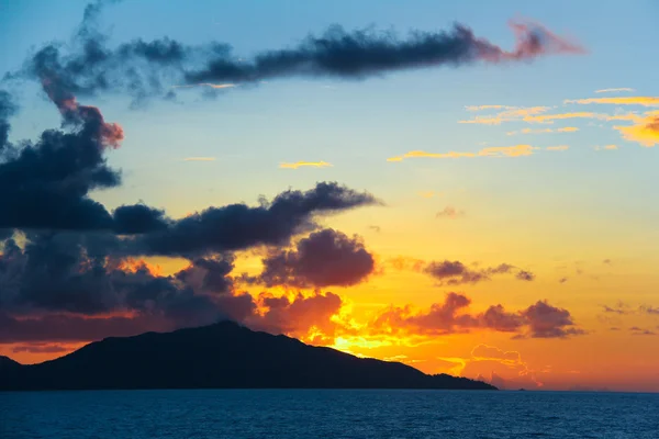 Дивно барвисті sunset на екзотичний пляж у країні Сейшельські острови — стокове фото