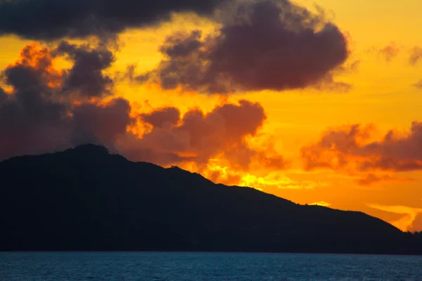 Дивно барвисті захід сонця у країні Сейшельські острови — стокове фото