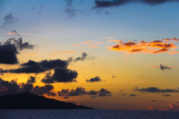 令人惊异七彩的晚霞，在充满异国情调的塞舌尔群岛岛 — 图库照片