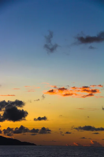 在塞舌尔异国海滩上令人惊叹的美丽的日落 — 图库照片