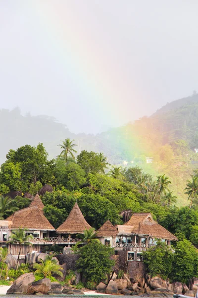 Arco iris sobre isla tropical y hotel de lujo —  Fotos de Stock