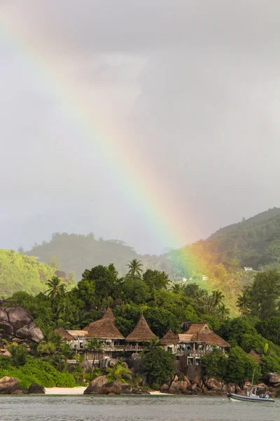 Arco iris sobre isla tropical y hotel de lujo en Seyshelles —  Fotos de Stock