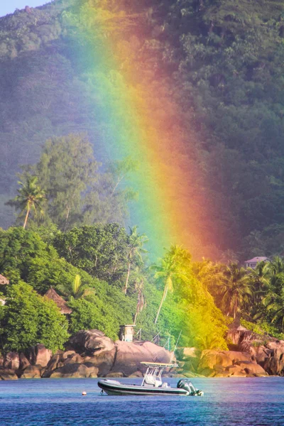 Big Rainbow over tropical island and luxurious hotel — Stock Photo, Image