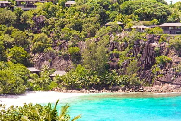 Paysage de belle plage tropicale exotique avec de l'eau turquoise — Photo