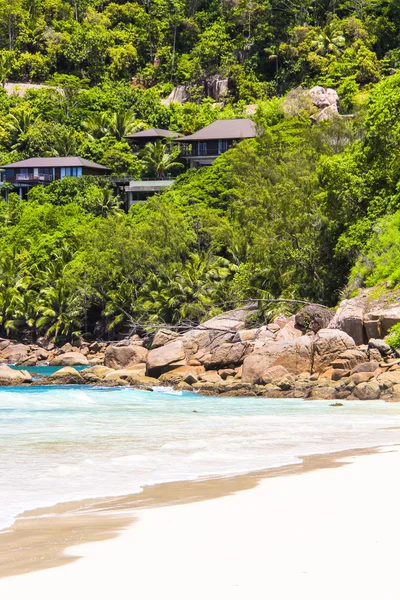 Kaunis eksoottinen trooppinen ranta Seychelleillä — kuvapankkivalokuva