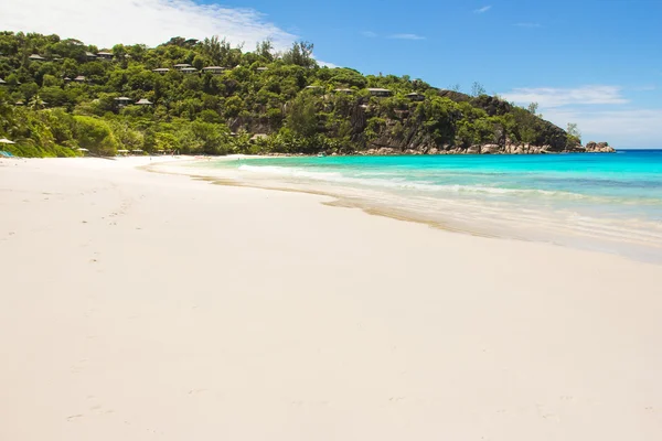 Landscape of beautiful exotic tropical beach with turquoise water — Stock Photo, Image