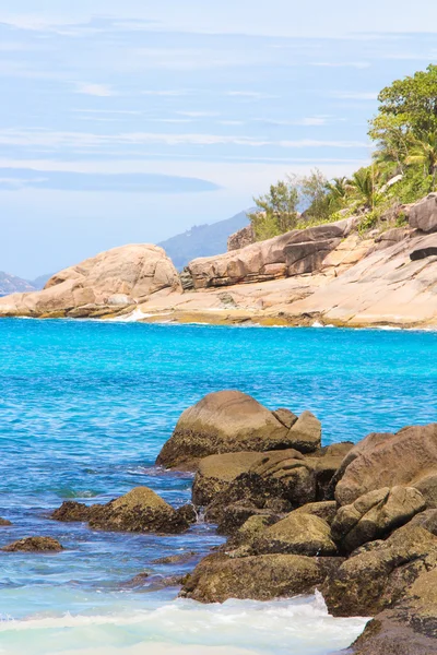 Laguna exótica turquesa con grandes piedras en Seychelles — Foto de Stock