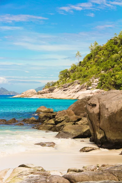 Laguna exótica turquesa con grandes piedras en Seychelles — Foto de Stock