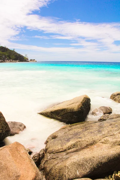 Velký hladký skalnaté pobřeží a tyrkysové moře na Seychely — Stock fotografie