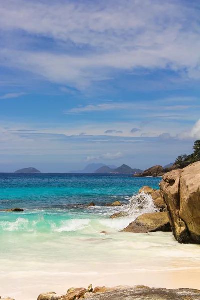 Exótica laguna de color turquesa entre grandes rocas lisas en las Seychelles — Foto de Stock