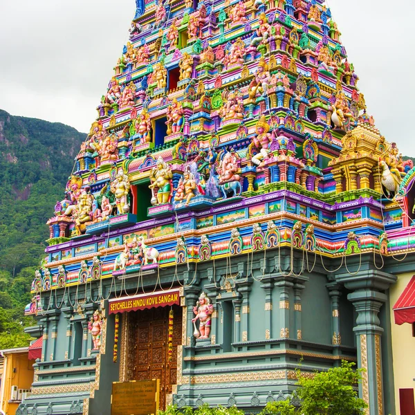 Kolorowa fasada świątyni hinduskiej w Victorii na Seszele — Zdjęcie stockowe