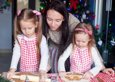 küçük şirin kız ile genç anne Noel gingerbread çerezleri bake