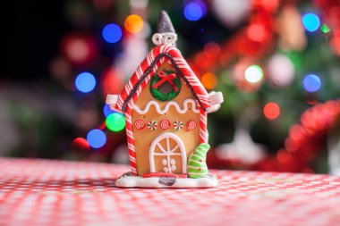 garland ile parlak Noel ağacı bir arka plan üzerinde tatlı şekerler tarafından dekore edilmiş ev gingerbread