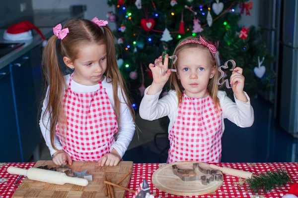 Lindas niñas hornear galletas de jengibre para Navidad en la cocina —  Fotos de Stock