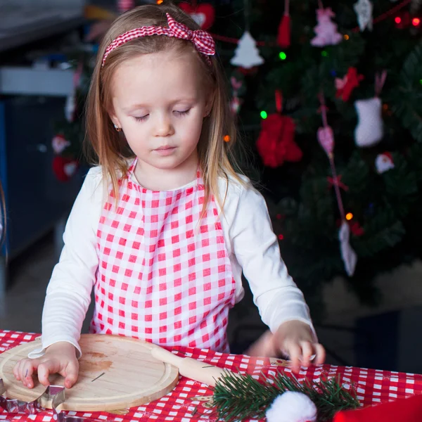 台所でクリスマスのためのジンジャーブレッド クッキーを焼くの少女の肖像画 — ストック写真