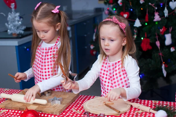 2 つの小さなかわいい女の子クリスマスのジンジャーブレッドのクッキーを作る — ストック写真