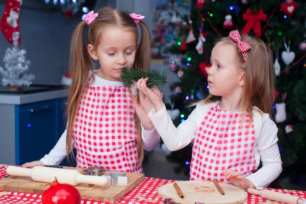 Two little adorable girls preparing gingerbread cookies for Christmas — Stock Photo, Image