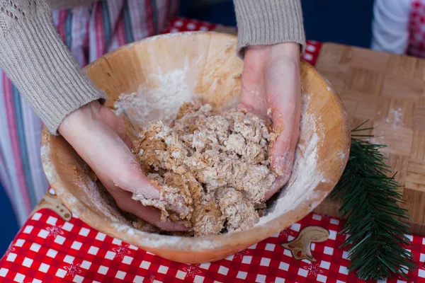 Close-up mãos amassar massa de pão de gengibre no Natal — Fotografia de Stock