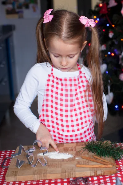 Bedårande liten flicka baka pepparkakor till jul — Stockfoto