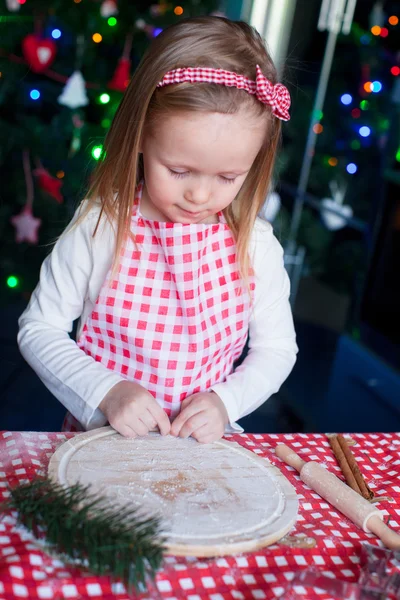 Adorable little girl baking gingerbread cookies for Christmas at kitchen — Stock Photo, Image