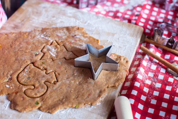 Styckning pepparkakor cookie deg för jul och nyår — Stockfoto
