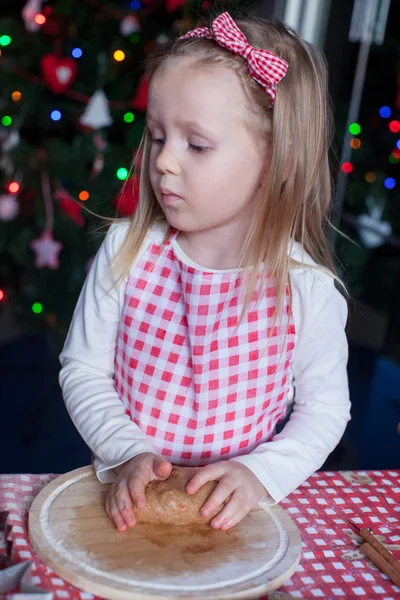 Adorable little girl baking gingerbread cookies for Christmas at kitchen — Stock Photo, Image