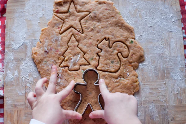 Kinderhände basteln aus Teig Lebkuchen — Stockfoto