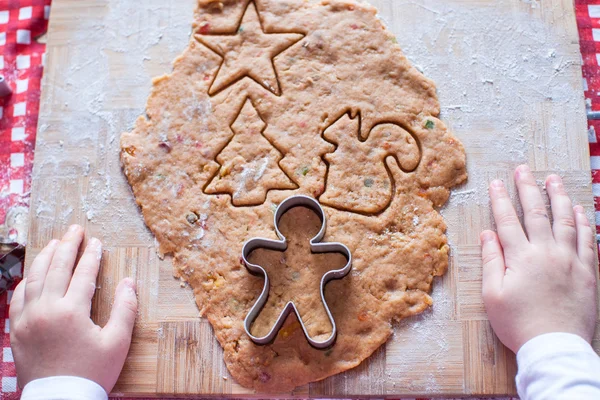 Kinderhände basteln aus Teig Lebkuchenmann für Weihnachten — Stockfoto