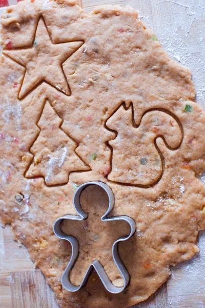 Anschneiden des Lebkuchenteigs für Weihnachten und Neujahr — Stockfoto