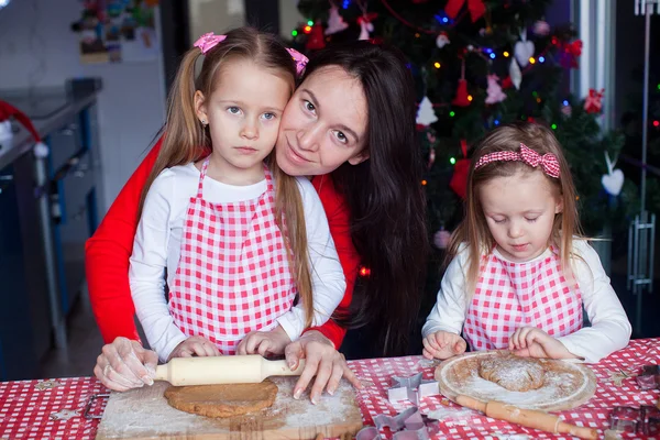 Kis aranyos lányok és fiatal anya, sütés, karácsonyi mézeskalács sütik — Stock Fotó