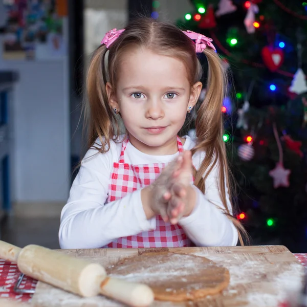 Bedårande liten flicka baka pepparkakor till jul — Stockfoto