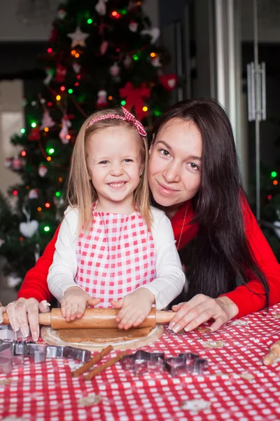 Liten flicka med vackra mamma baka jul pepparkakor tillsammans — Φωτογραφία Αρχείου