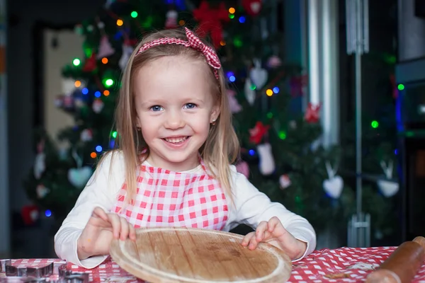 Adorável menina fazendo biscoitos de Natal de gengibre em casa — Fotografia de Stock