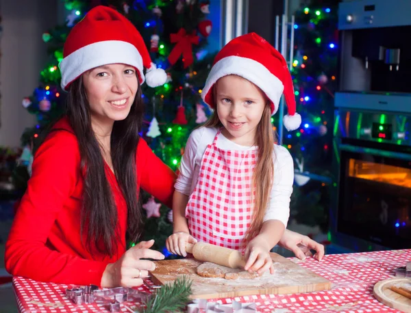 Happy mom and little girl baking Christmas gingerbread cookies together — Stock Photo, Image