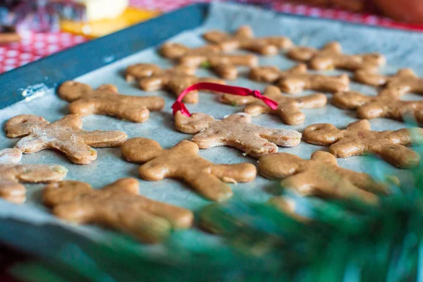 Raw gingerbread men on a baking — Stock Photo, Image