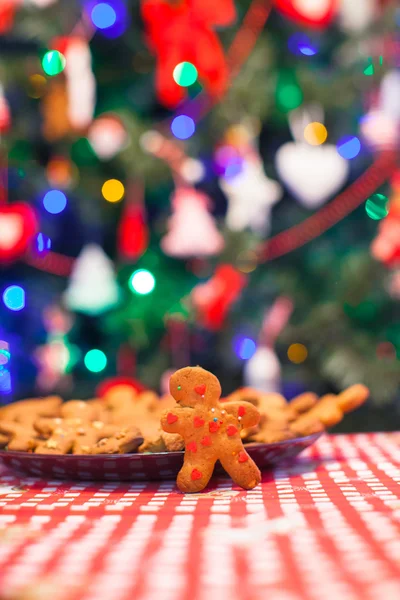 Gingerbread homem fundo árvore de Natal luzes — Fotografia de Stock