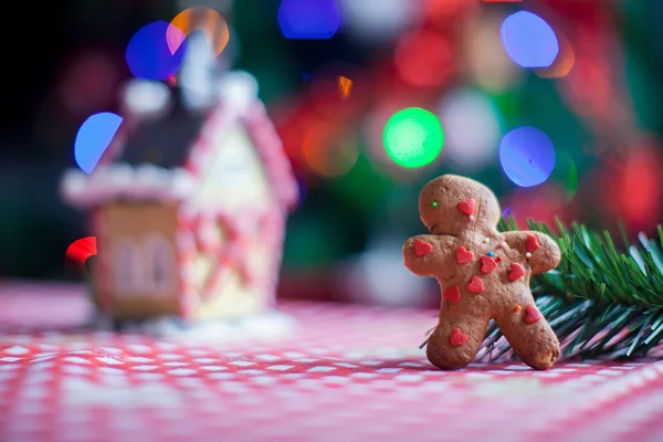 Pan di zenzero uomo sfondo caramelle casa zenzero e albero di Natale luci — Foto Stock