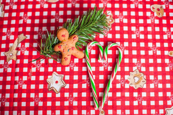 Pepparkakor mannen och söt godis på ljusa bord — Stockfoto