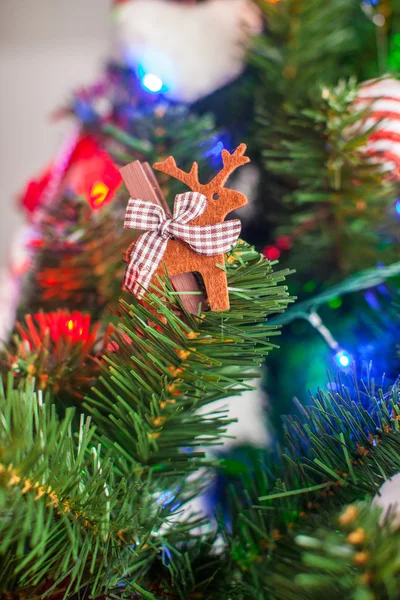 Weihnachtsbaum schmücken — Stockfoto