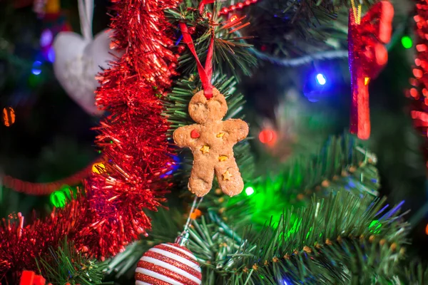 Homem de gengibre na árvore de Natal — Fotografia de Stock