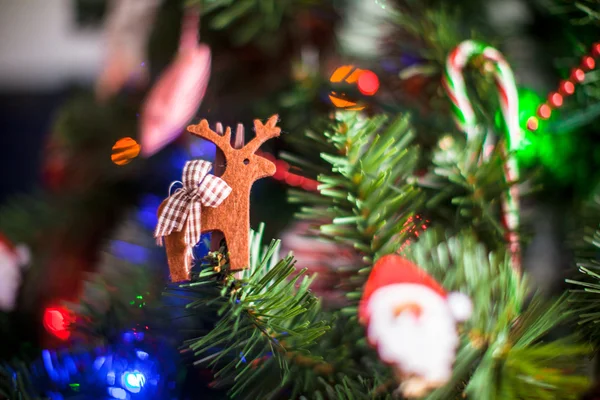 Kerstboom versieren — Stockfoto