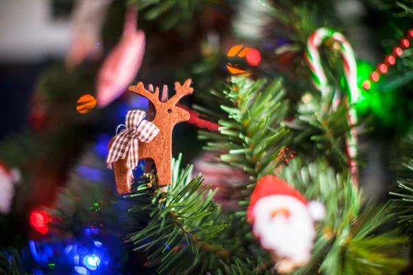 Weihnachtsbaum schmücken — Stockfoto