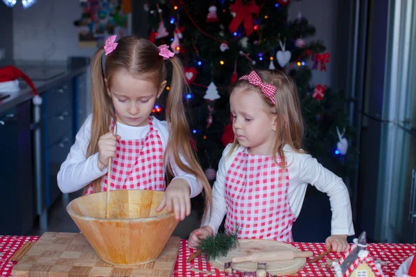 Schattige kleine meisjes peperkoek cookies voorbereiden op kerst — Stockfoto