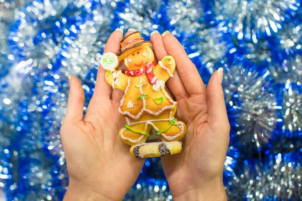 Färgglada pepparkaksgubbe i kvinnliga händer — Stockfoto