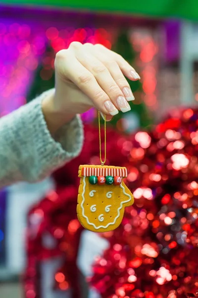 Belas decorações na árvore de Natal em mãos femininas — Fotografia de Stock