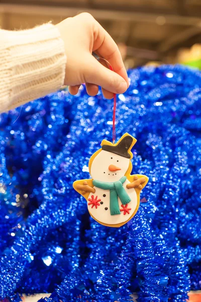 Belas decorações na árvore de Natal em mãos femininas — Fotografia de Stock