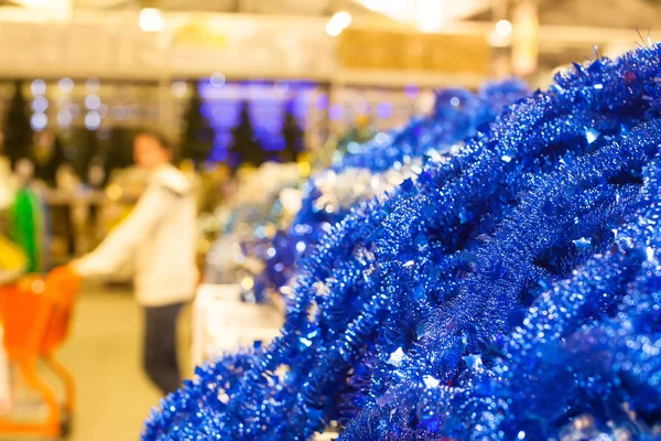 Guirlandas de Natal no carrinho de compras na loja — Fotografia de Stock