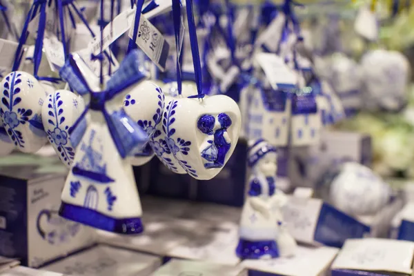 Juguetes coloridos de Navidad para la piel en un supermercado — Foto de Stock